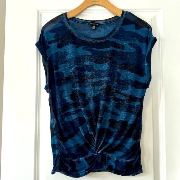 Lucky Brand Twist Front Burn-Out Camo Lightweight Tee w Cap Sleeves - Picture 4 of 8